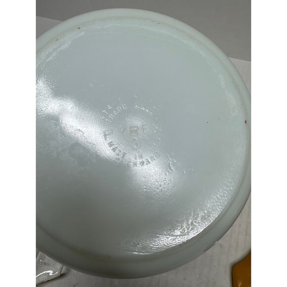 Pyrex Bowls 1Qt & 1.5 Pt In Butterfly Gold & White Pattern 473(has lid) & 474b - Picture 6 of 6